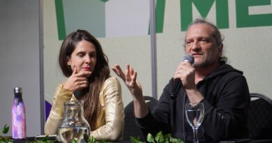 Merlo: Darío Zeta y Julia Mengolini visitaron la Feria del Libro