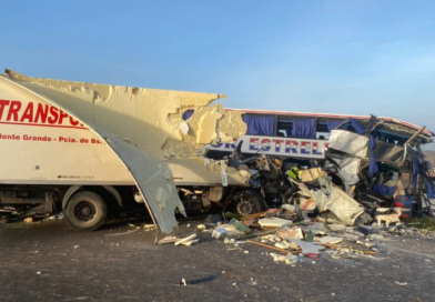 Choque frontal entre un micro y un camión en Ruta 3: hay al menos cuatro muertos