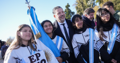 [Video] Miles de estudiantes merlenses prometieron lealtad a la Bandera en un emotivo acto