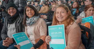 Más seguridad jurídica: 95 familias de Ituzaingó recibieron las escrituras de sus viviendas