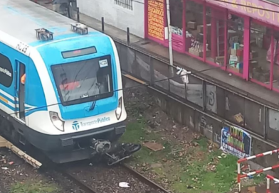 [Video] Tragedia en Morón: un motociclista murió arrollado por el tren Sarmiento