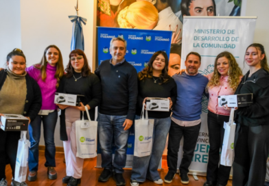 Descalzo y Larroque entregaron herramientas a emprendedores y material deportivo a instituciones de Ituzaingó