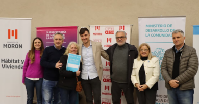 Ghi y Larroque entregaron más de 100 escrituras de viviendas en Morón