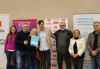 Ghi y Larroque entregaron más de 100 escrituras de viviendas en Morón