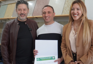 Gustavo Menéndez entregó habilitación definitiva a Mosaicos De Fazio y destacó el apoyo a las Pymes en Merlo