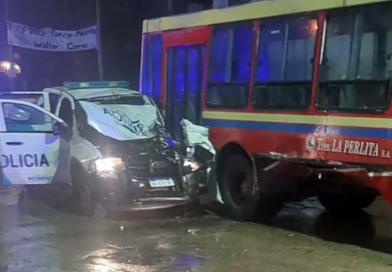 [Video] Persecución en Moreno: un patrullero chocó contra un colectivo y una policía está grave