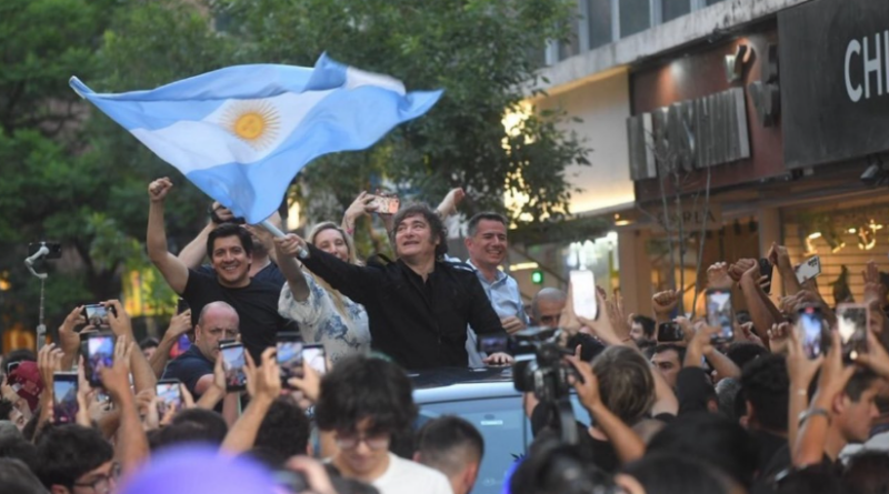 “Tour de la Gratitud”: Milei encabezó una caravana en Córdoba e interactuó con una multitud libertaria