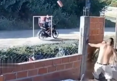 [Video] Albañiles repelieron a ladrillazos un intento de robo de moto en Virrey del Pino