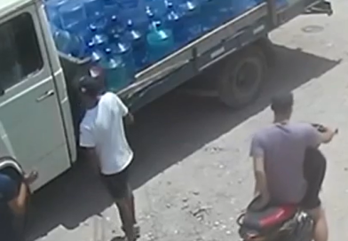 [Video] Motochorros armados asaltaron a repartidores de agua en Merlo