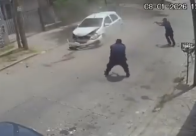 [Video] Espectacular persecución en Merlo: un ladrón volcó, esquivó disparos y logró escapar