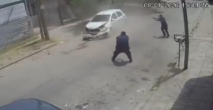 [Video] Espectacular persecución en Merlo: un ladrón volcó, esquivó disparos y logró escapar