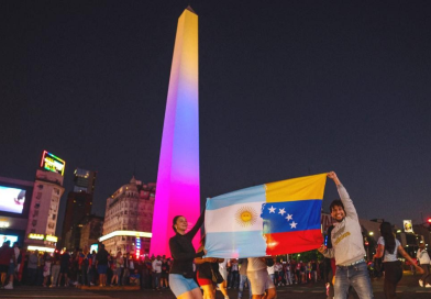 El Obelisco se tiñó con los colores de la bandera de Venezuela