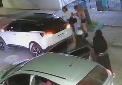 [Video] Violento asalto en Moreno: cinco delincuentes atacaron a dos mujeres al llegar a su casa
