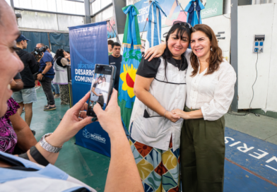 Moreno: Mariel Fernández entregó kits de cocina a los comedores escolares