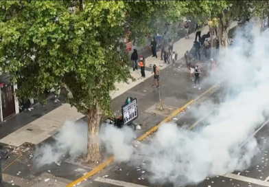 El gobierno calificó de «delincuentes organizados» a quienes protagonizaron las manifestaciones en las afueras del Congreso