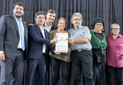 Lucas Ghi y Axel Kicillof entregaron 430 escrituras a familias de Morón