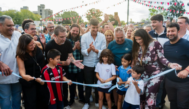 Lucas Ghi inauguró la nueva plaza Viejo Urbano en el centro de Morón