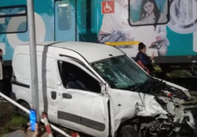[Video] Milagro en Ramos Mejía: cruzó con la barrera baja, fue embestido por un tren y sobrevivió