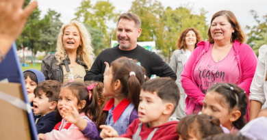 Pablo Descalzo encabezó la entrega de juegos y materiales didácticos a jardines de Ituzaingó