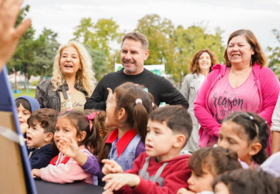 Pablo Descalzo encabezó la entrega de juegos y materiales didácticos a jardines de Ituzaingó