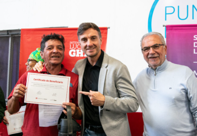 Lucas Ghi entregó subsidios para mejoras habitacionales a familias del distrito