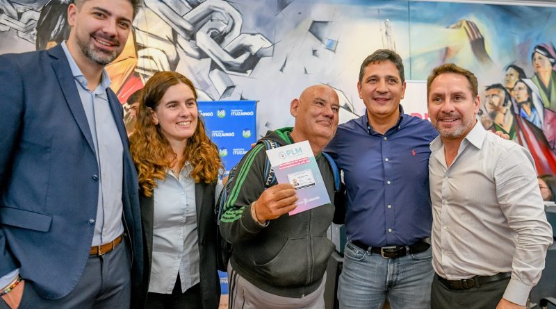 Ituzaingó: Descalzo y Marinucci entregaron más de 400 pases de transporte gratuito