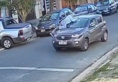 [Video] Brutal robo en Ramos Mejía: una mujer fue arrastrada en el capot de su auto y sufrió graves heridas