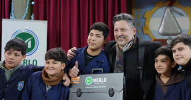 Merlo: Gustavo Menéndez entregó más de 11 mil tableros técnicos para estudiantes de escuelas técnicas