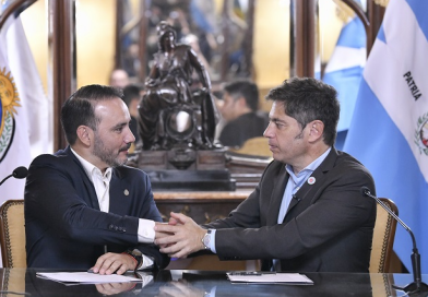 Kicillof suscribió convenios de cooperación con el gobernador Juan Pablo Valdés