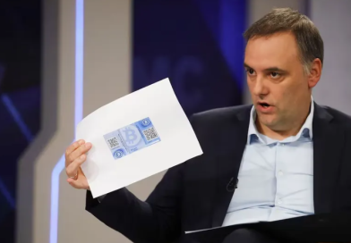 Adorni presentó su Declaración Jurada: “Toda la vida ahorramos en negro”