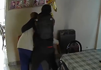 Violenta entradera a una jubilada en Villa Luzuriaga: delincuentes la golpearon y le robaron sus pertenencias