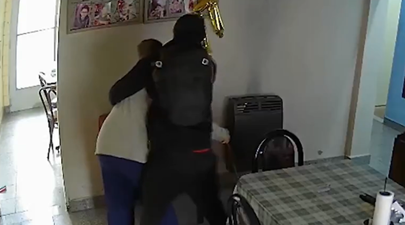 Violenta entradera a una jubilada en Villa Luzuriaga: delincuentes la golpearon y le robaron sus pertenencias