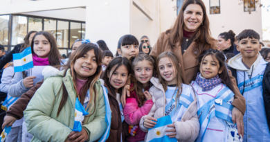 Moreno: Mariel Fernández encabezó el acto de promesa de Lealtad a la Bandera junto a veteranos de Malvinas