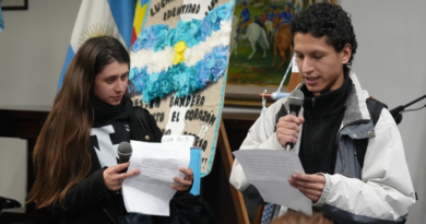 Estudiantes de adultos homenajearon a la Bandera Argentina en el HCD de Merlo