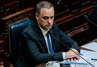 A pesar de la suspensión de su informe en el Senado, Adorni expresó estar a «disposición»