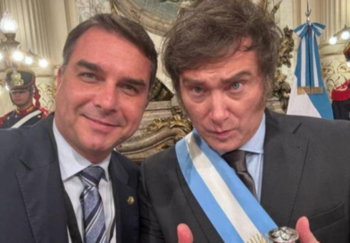 Javier Milei se reunirá con Flávio Bolsonaro