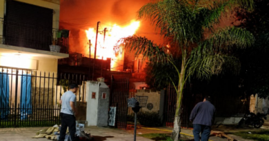 Piden ayuda para dos familias que perdieron todo tras un incendio en Castelar Sur