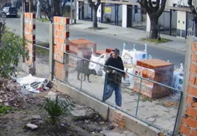 [Video] Ituzaingó: fingió saludar para entrar a una obra y robó una amoladora en segundos
