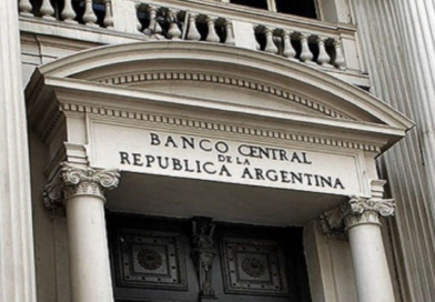 El Banco Central habilitó el pago de salarios en dólares a través de cuentas sueldo
