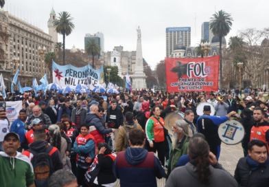 Diferentes organizaciones sociales, sindicales y políticas se movilizaron frente al Ministerio de Economía