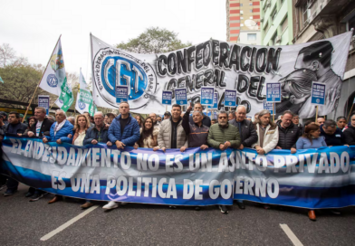 La CGT y las CTA marcharon al Ministerio de Economía para pedir un programa de refinanciación de deudas