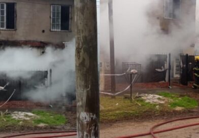 Dos personas fueron rescatadas tras un incendio en una vivienda de Ituzaingó: están vivas de milagro