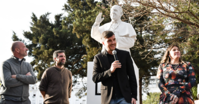 Se inauguró una escultura en homenaje al papa Francisco frente a la Catedral de Morón