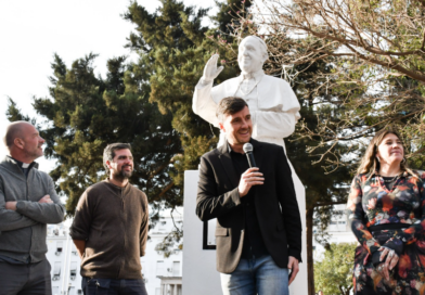 Se inauguró una escultura en homenaje al papa Francisco frente a la Catedral de Morón